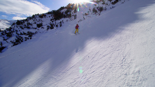 在阳光明媚的一天在斜坡上滑雪的中产女性滑雪者视频