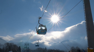 冬季滑雪度假胜地的缆车17秒视频