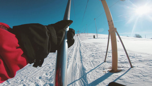 滑雪电梯拉着一个人上山滑雪第一视角6秒视频