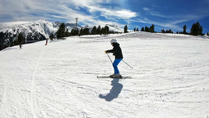 专业滑雪员在山顶的斜坡上滑雪30秒视频