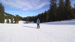 高专业高级滑雪员在山坡上滑雪12秒视频