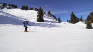 高专业高级滑雪员在山坡上滑雪24秒视频