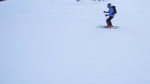 高专业高级滑雪员在山坡上滑雪20秒视频