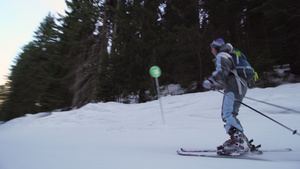 滑雪初学者女孩25秒视频