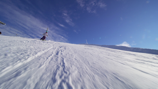 在斜坡上滑雪的少女滑雪者在沙丘日光和耀斑中可见视频