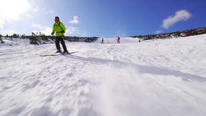 在阳光明媚的一天在斜坡上滑雪的男性滑雪者16秒视频