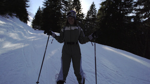 在法国阿尔卑斯山的斜坡上滑雪初学者女孩在天空上6秒视频