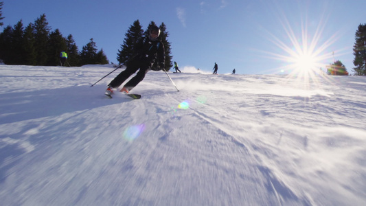 男性滑雪者在瑞士阿尔卑斯山的斜坡上滑雪阳光和耀斑可见视频