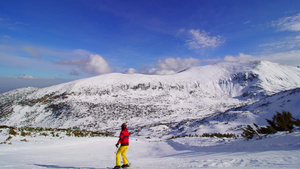 朋友们一起在山坡上滑雪在阳光明媚的冬季日子里25秒视频
