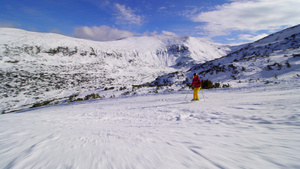 朋友们一起在山坡上滑雪在阳光明媚的冬季日子里12秒视频