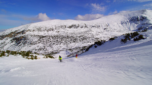 朋友们一起在山坡上滑雪在阳光明媚的冬季日子里10秒视频