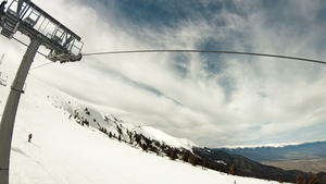 滑雪者乘滑雪车28秒视频