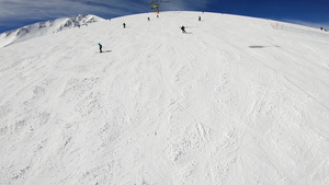 滑雪者和单板滑雪者在山顶冬季度假村的滑雪坡道上享受11秒视频