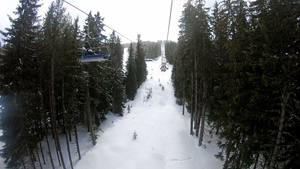 在日出时穿过松林区向山滑雪山坡度假胜地运送叉车和滑雪板21秒视频