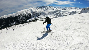 在滑雪车手滑雪时短转慢运动30秒视频