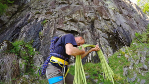 准备登山绳的人9秒视频