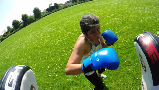 女子拳击公园训练视频