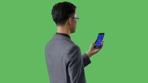 4k绿幕合成抠像商务男性使用蓝幕手机背影19秒视频