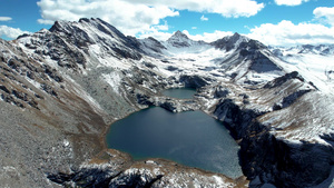 航拍雪山山脉中的高原湖泊视频81秒视频
