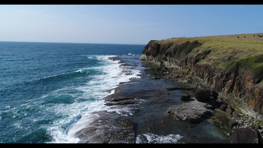 在澳洲地区Kiama附近海岸坠落的海浪空中画面视频