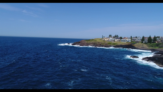 在澳洲地区Kiama附近海岸坠落的海浪空中画面视频