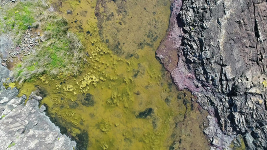 在澳洲地区Kiama附近一个海洋岩石池的空中录像视频