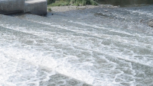 水流从河流大坝流出视频