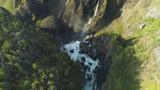 在阳光明媚的夏日挪威的Voringfossen瀑布视频
