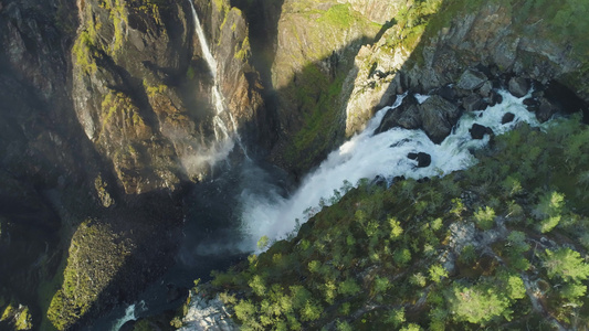 沃弗森瀑布和悬崖在阳光明媚的夏日北边有绿树空中观察视频