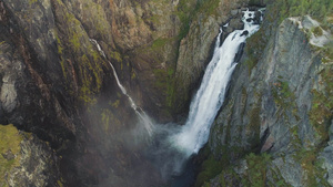 瀑布和秋天的悬崖22秒视频