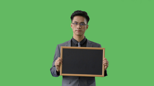 4k绿幕合成抠像商务男性疑惑地看向黑板视频
