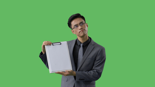 4k绿幕合成抠像商务男性展示文件思考动作视频