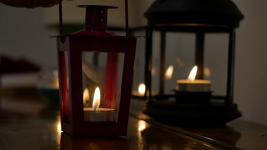在其他烛光附近的小蜡烛灯灯笼的慢动作宗教基督教东正教视频