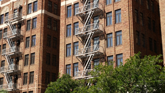 美国圣地亚哥市住宅砖楼外的防火梯用于安全疏散的典型视频