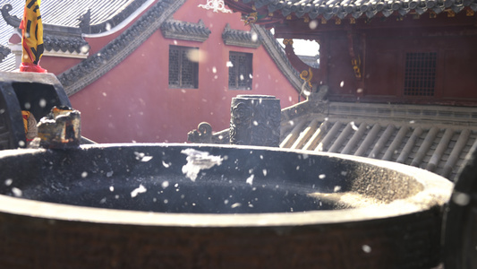 慢镜头清明节寺庙香炉祭祀燃香的香灰4k素材视频