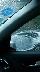 暴雨中的车辆雨中行车车窗外的雨滴大雨滂沱雨刷车窗外的大雨视频