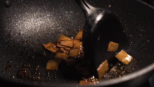 有人在锅里煎火腿和番茄酱慢动作视频