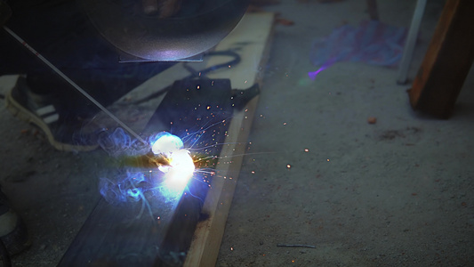 工厂焊接钢的产业工人劳工视频