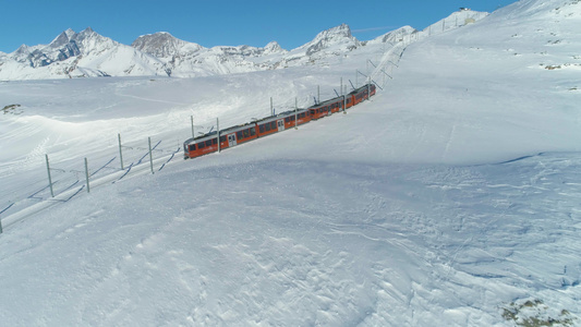 在阳光明媚的冬日齿轮铁路列车瑞士阿尔卑斯山瑞士鸟瞰图视频