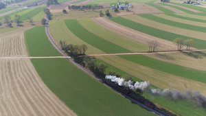 一架蒸汽火车在冒着白烟行驶在农田中12秒视频