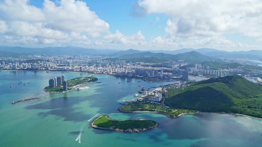 高视角航拍蓝天白云鸟瞰海南三亚三亚湾凤凰岛全景视频