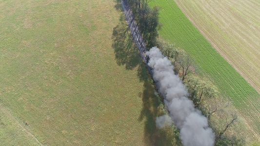 古老的恢复蒸汽发动机空中观光它飘扬着烟雾和蒸汽的树视频