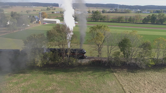 一个古老的恢复蒸汽机车在农村停靠吹黑烟和大量蒸汽时视频