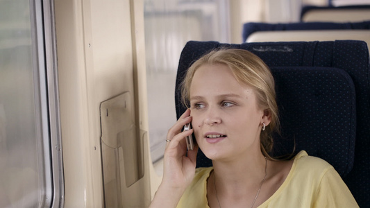 女人在火车上的电话里说话视频