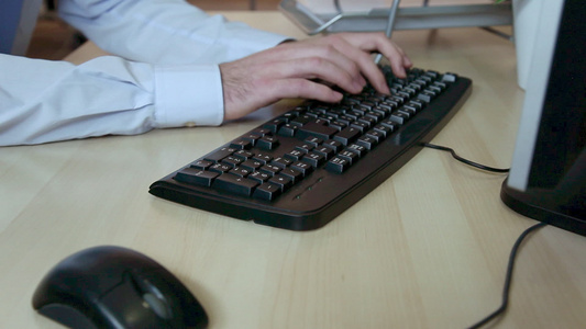 使用电脑键盘的办公室工作人员视频