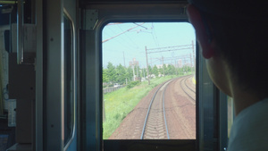 列车运行时在火车工作人员身后44秒视频