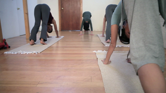 与教练一起练习瑜伽的女性视频