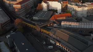 黄色列车进入位于德国柏林4k的地面上空高空地铁站的14秒视频