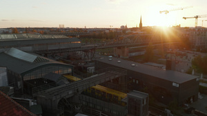 黄色地铁列车进入位于日落4公里时德文的伯林高地上方8秒视频