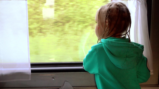 女孩向火车窗外看视频